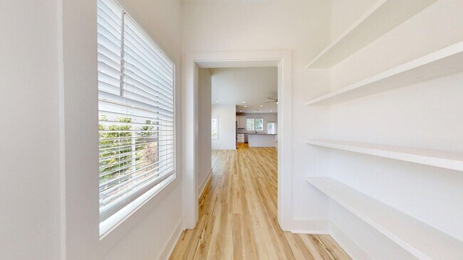 Building Photo - 577 Piper Ave