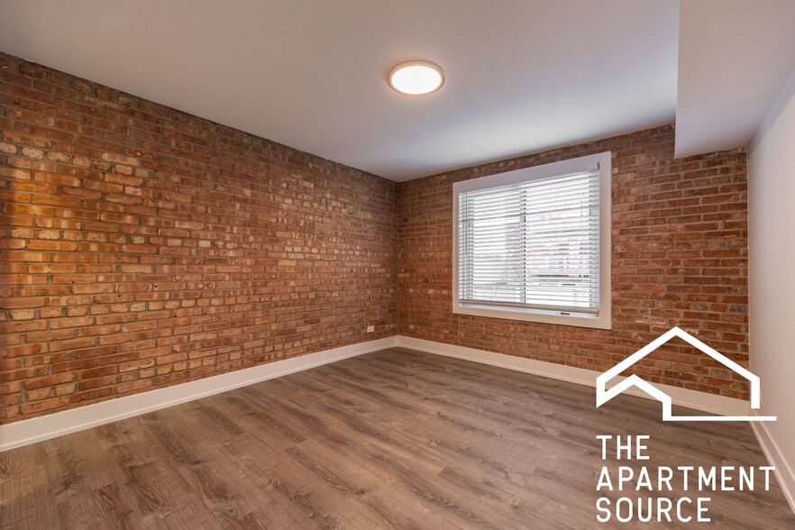 Building Photo - 1214 N La Salle Dr