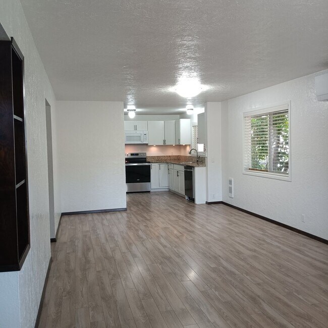 Building Photo - Great Home & Office is Ready for you in Jefferson!