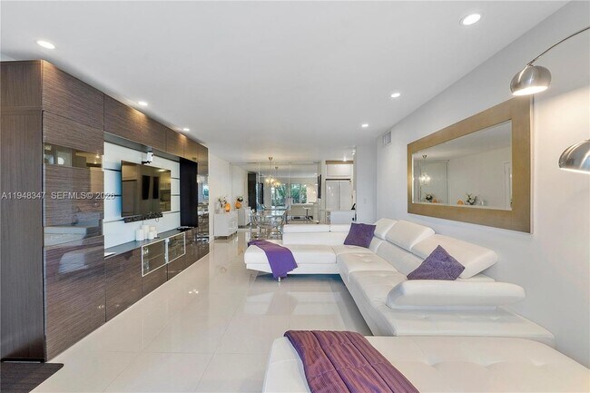 Building Photo - 6261 Bay Club Dr