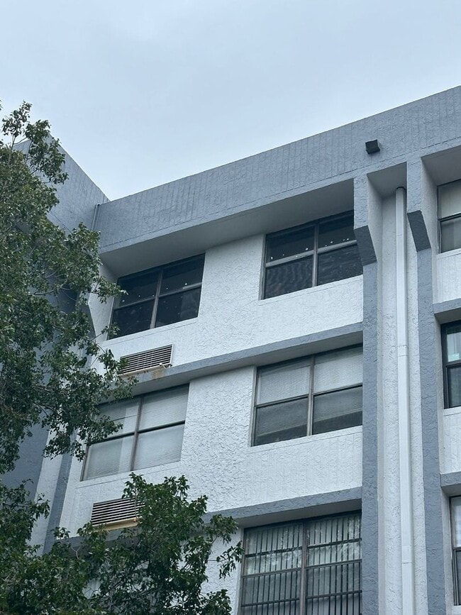 Building Photo - 2701 Riverside Dr