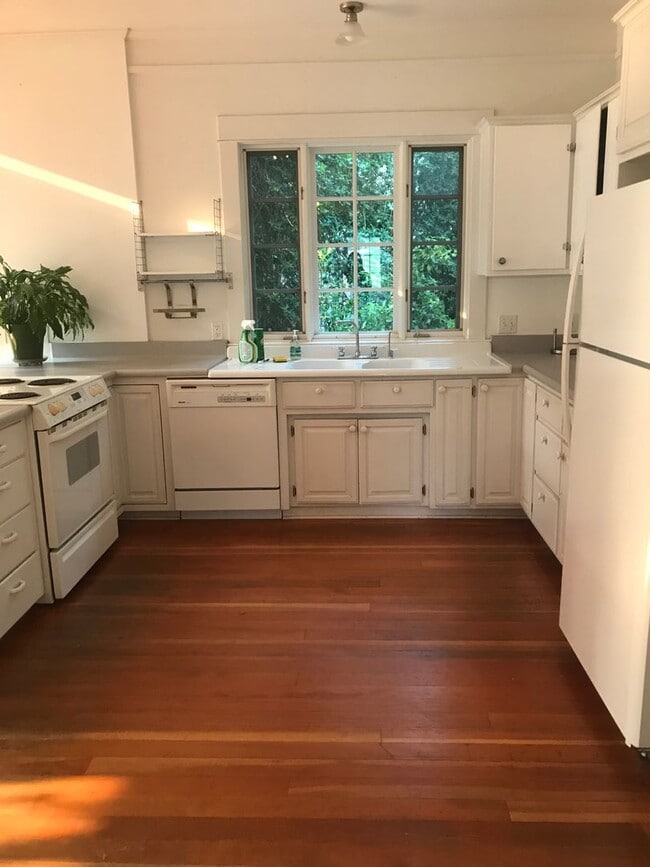 Building Photo - Large, Centrally Located Craftsman Home in...