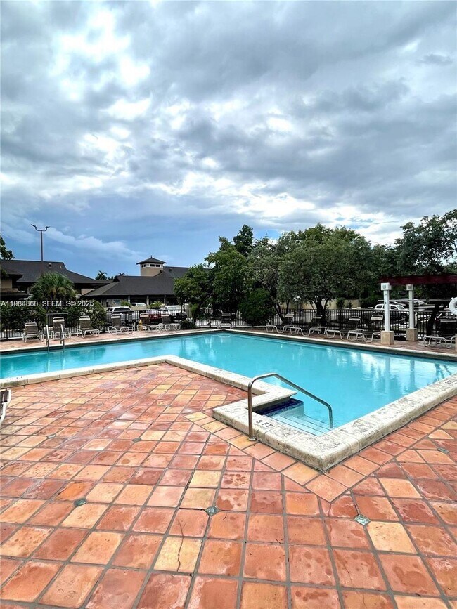 Building Photo - 10431 N Kendall Dr