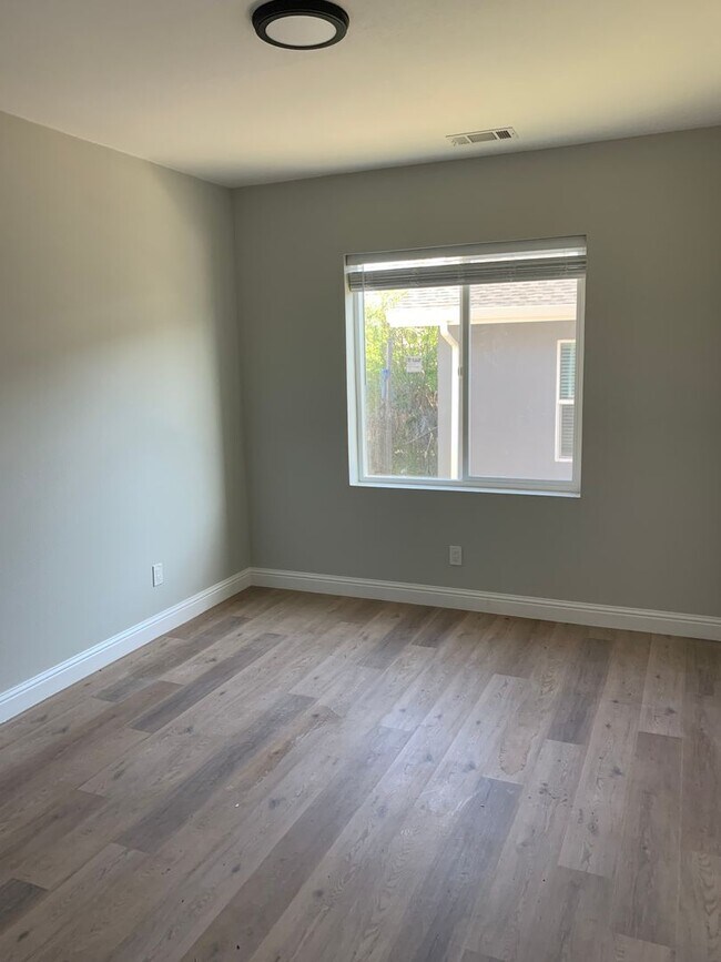Building Photo - 02636