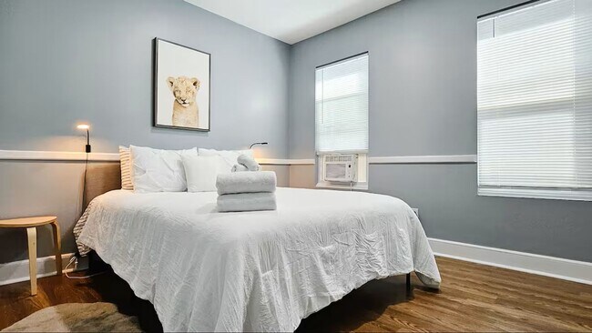 Building Photo - Townhome on Lawyer's Row