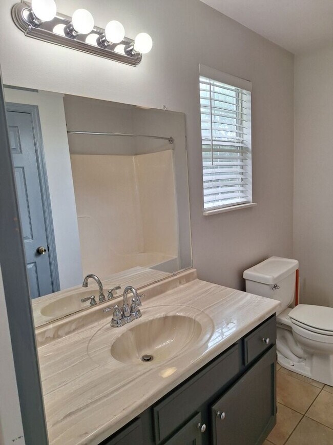 Building Photo - Convenient location to interstate in North...