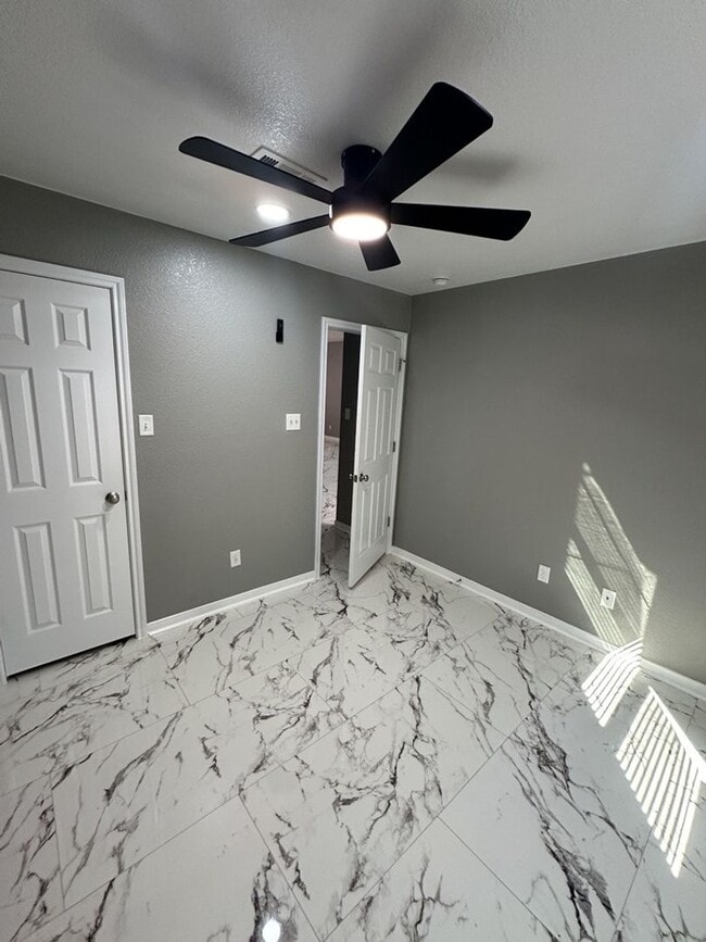 Building Photo - AVAILABLE NOW!!