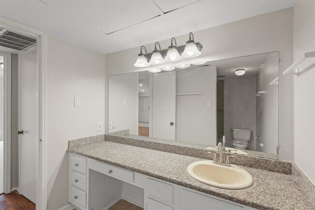 Building Photo - 355 N Post Oak Ln