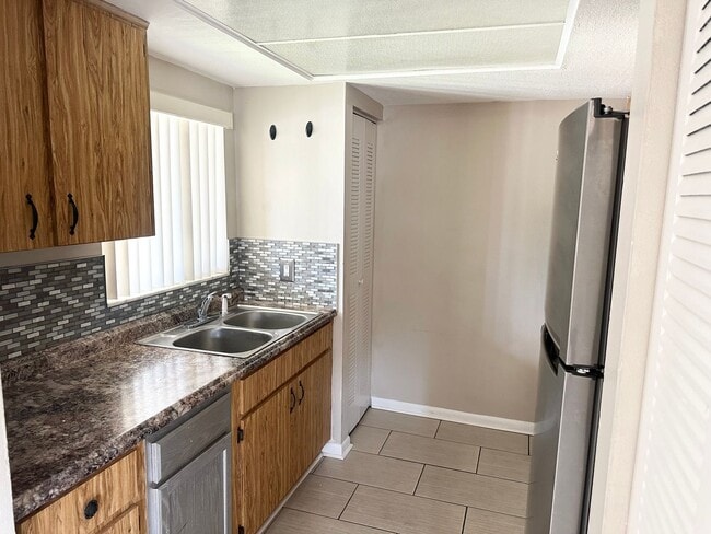 Building Photo - Upgraded 1 Bedroom Top Floor Unit in Winte...