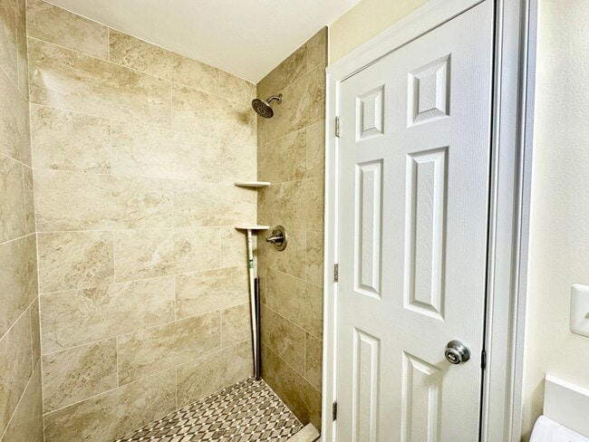 Building Photo - Detached 4 bed 3 bath. Pets Welcome!
