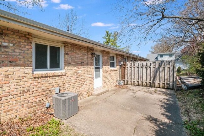 Building Photo - 2 bedroom 1 bathroom duplex-Available JUNE 2026