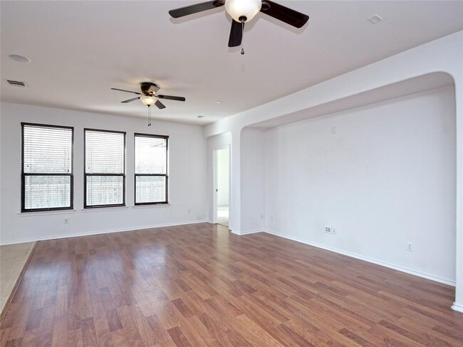 Building Photo - 501 Willow Walk Dr