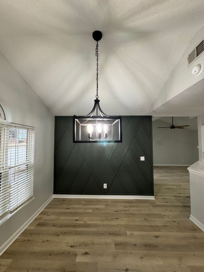 Building Photo - 3bed/2bath+Garage GSO!!