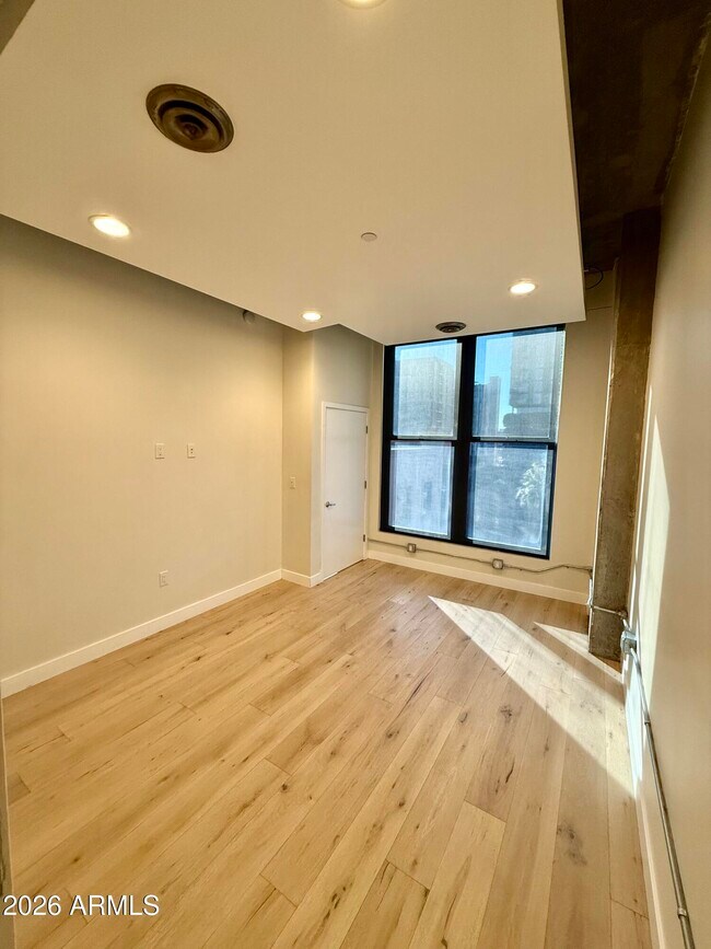 Building Photo - 21 E 6th St