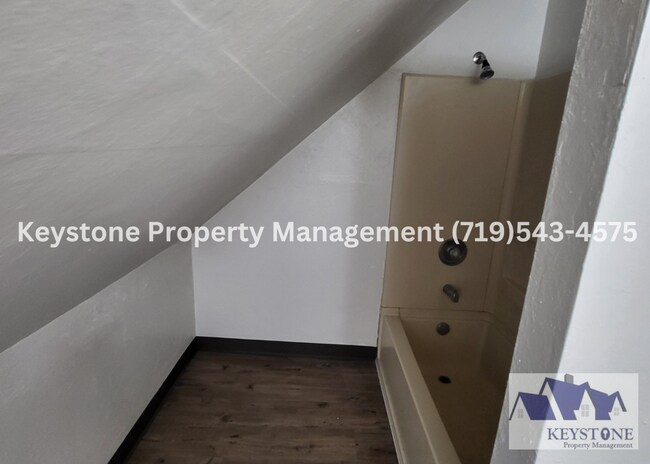 Building Photo - $400 Off Move In Special! Centrally Located 2nd Floor Apartment with 1 Bedroom/1 Bathroom  - $800...