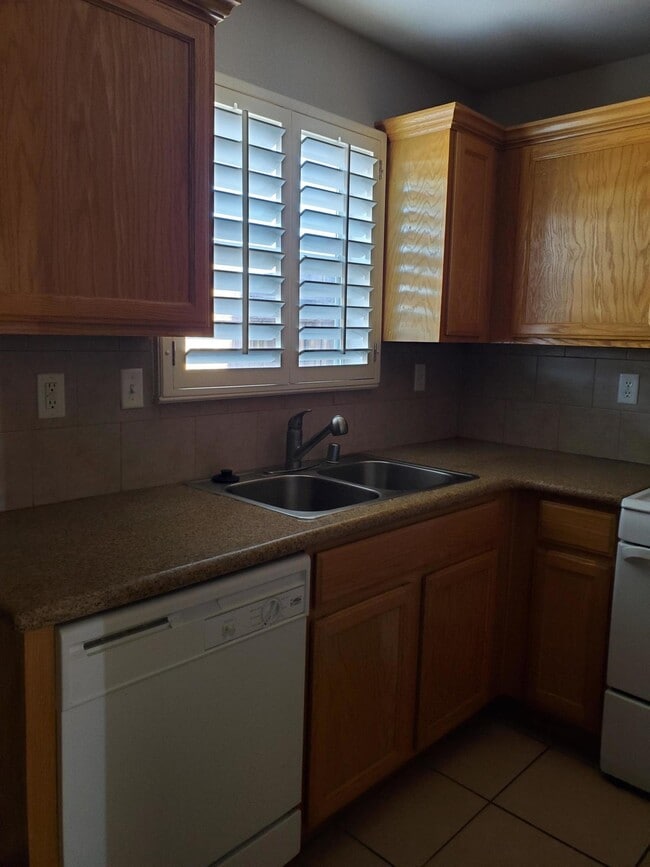 Building Photo - 10021 Railroad Dr