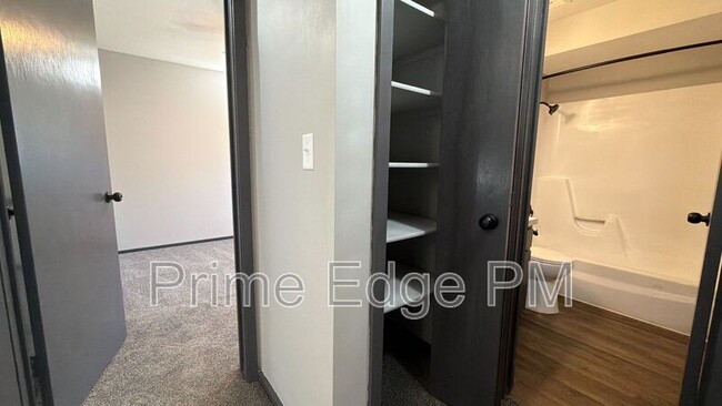 Building Photo - 1741 Ridgehaven Ct