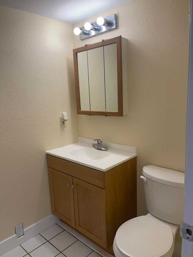 Building Photo - $1061 | 2BR/1BA | Cute Duplex in Fountain ...