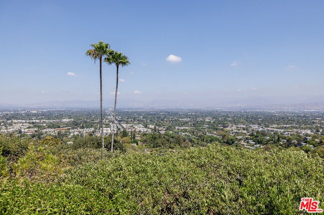 Building Photo - 3710 Glenridge Dr