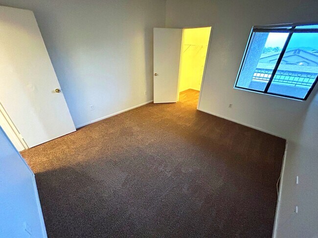 Building Photo - NORTHWEST 2 BEDROOM, 2 BATHROOM CONDO, ALL APPLIANCES INCLUDED!