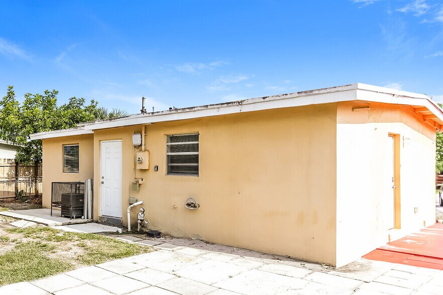 Building Photo - 5641 Honeysuckle Dr