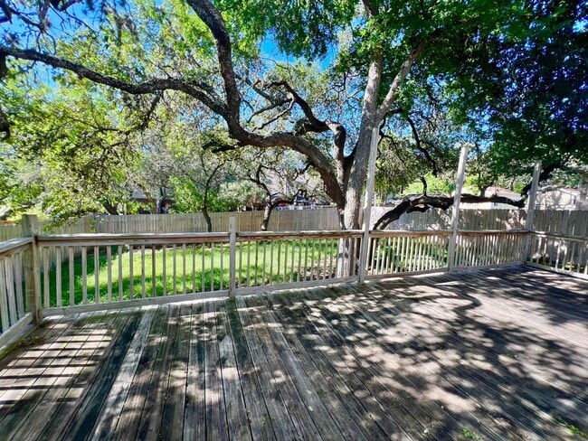 Building Photo - *COMING SOON* Pet-Friendly 3BD/2.5BA with Bonus Loft, Deck & Garden Tub – Near Tezel Rd!
