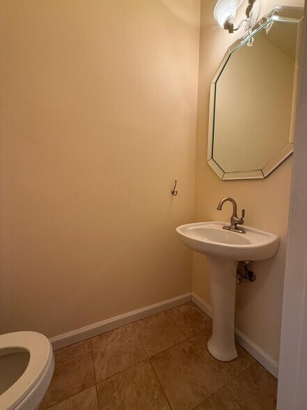 Building Photo - 5785 Kingsbury Pl