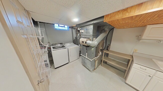 Building Photo - "3-Bed Home in Sterling Heights: Granite K...