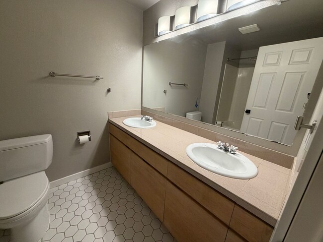Building Photo - (969) Lance Way - 3 Bedroom / 2 Bath Home