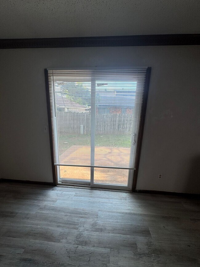 Building Photo - 3 Bed 2 bath!
