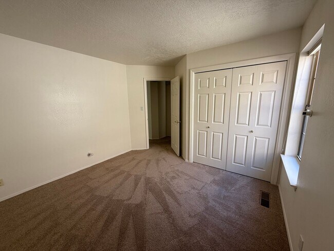 Building Photo - Desirable 3 Bed 2 Bath 2 Car Garage
