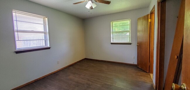 Building Photo - 3 Bedroom 1.5 Bath with Garage