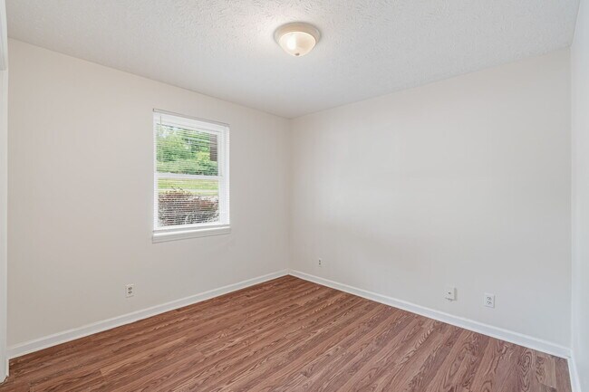 Building Photo - 476 E Red Bud Rd