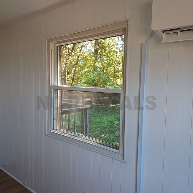 Building Photo - COMING SOON: Recently Renovated 2-Bedroom ...