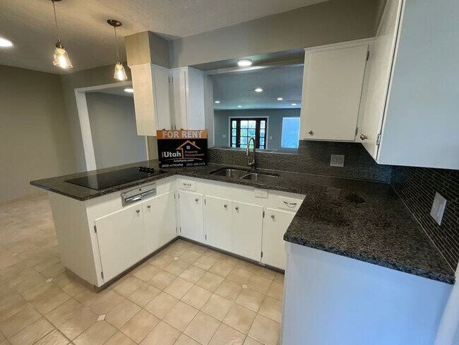 Building Photo - 3 bdrm 2 bath Home 2 car Garage small dog ...