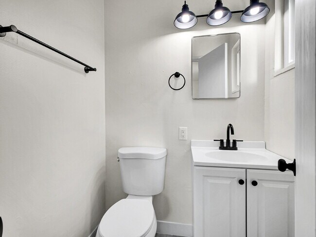 Building Photo - $2,245.95 - $300 OFF - First 2 Months'Rent - 3 Bedrooms, 1.5 Bathrooms, Single Family Home in Aur...