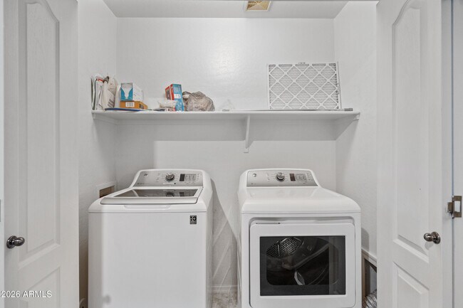 Building Photo - 2600 E Springfield Pl