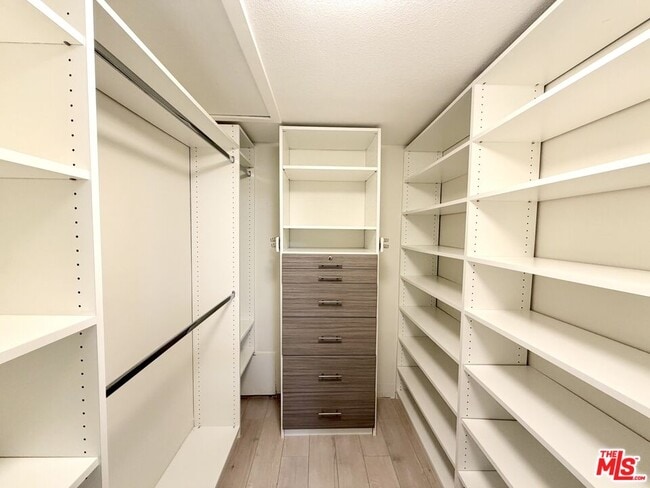 Building Photo - 927 Kings Rd