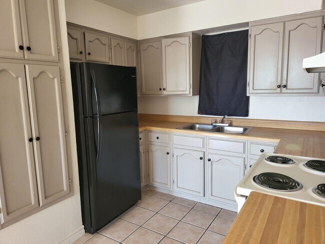 Building Photo - 2704 E Kearney St