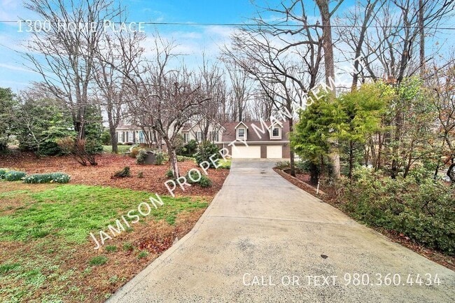 Building Photo - 1300 Home Pl