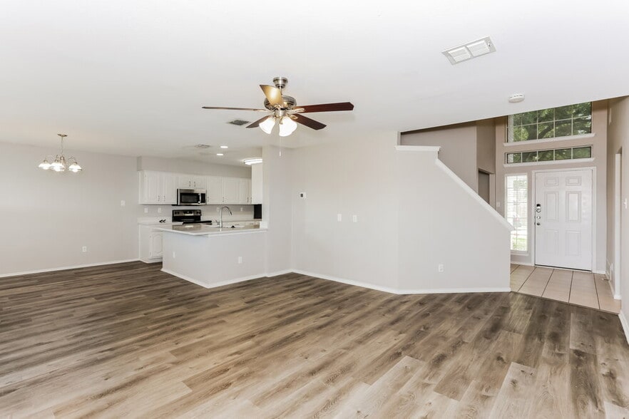 Building Photo - 950 Silver Streak Dr