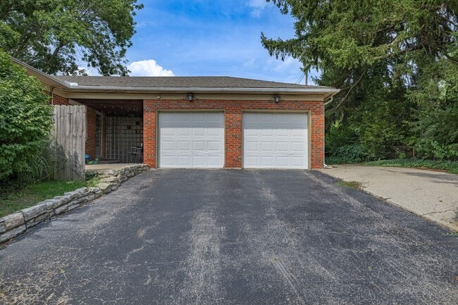 Building Photo - 1822 W Schantz Ave
