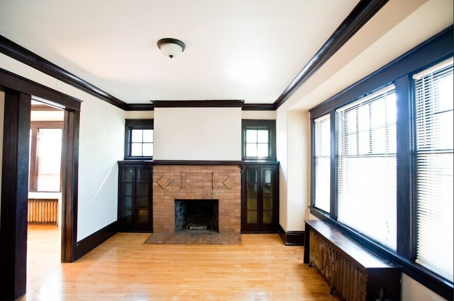 Building Photo - 1802 E Linnwood Ave