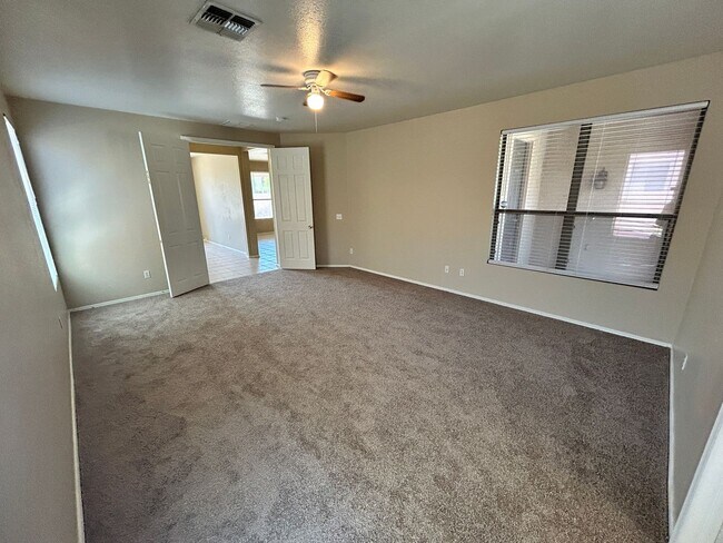 Building Photo - Spacious single story Peoria stunner w/New...