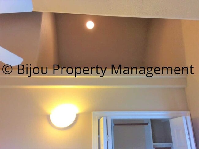 Building Photo - Nice Two Bed One Bath Home