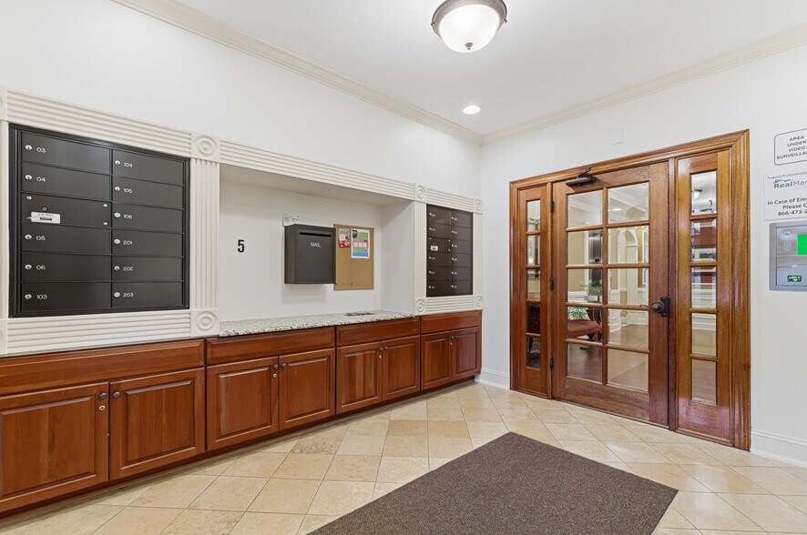 Building Photo - 10421 Rosegate Ct