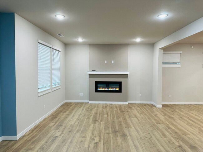 Building Photo - Newer 3-Story 3 Bedroom DR Horton Home in ...