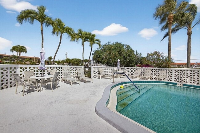 Building Photo - 907 Marina Dr