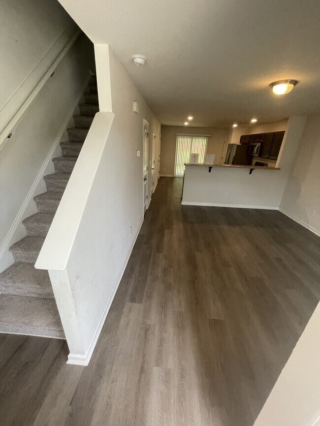Building Photo - 2 bd 2.5 ba Townhouse