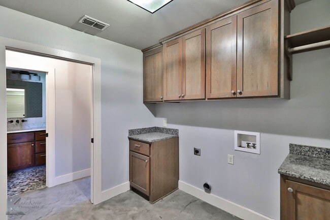 Building Photo - 3/2/2 duplex!  NEWLY UPDATED!